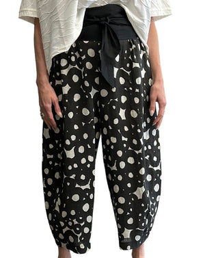 Barrel style linen pants black abstract print. Perfect for the summer.