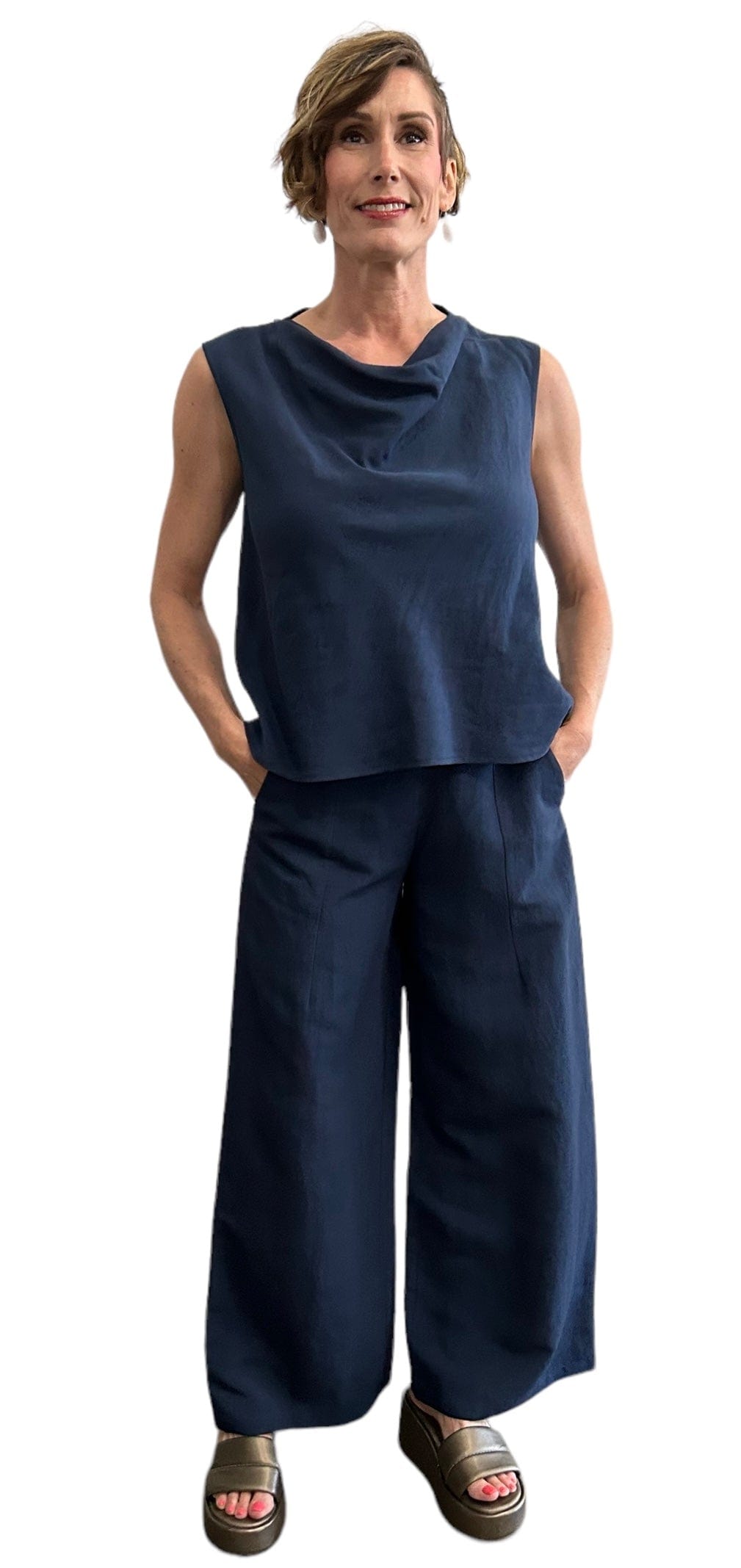 Navy wide linen pants, side zipper, and pockets.