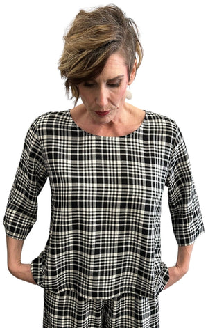 Flare cut blouse black & white, 3/4 sleeves.