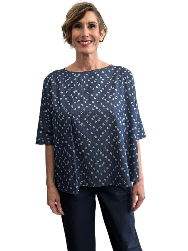 Navy pleated blouse with 3.4 sleeves and round neck. Wide cut.