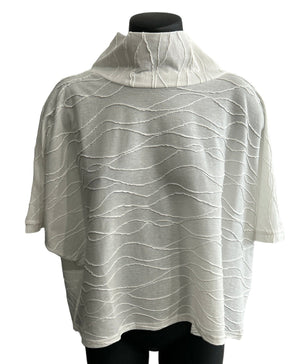 Ring neck shirt cream, wide cut, Jacquard cotton, short sleeves.